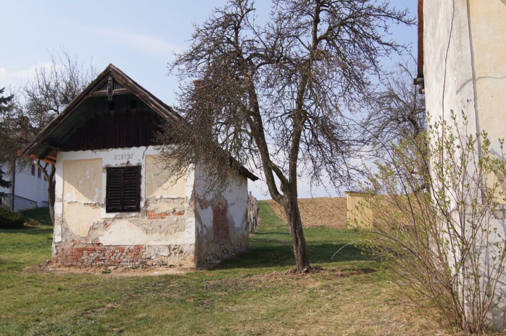 Kellerstöckl im Südburgenland vor der Revitalisierung mit abgeplatztem Putz und freiliegendem Ziegelmauerwerk